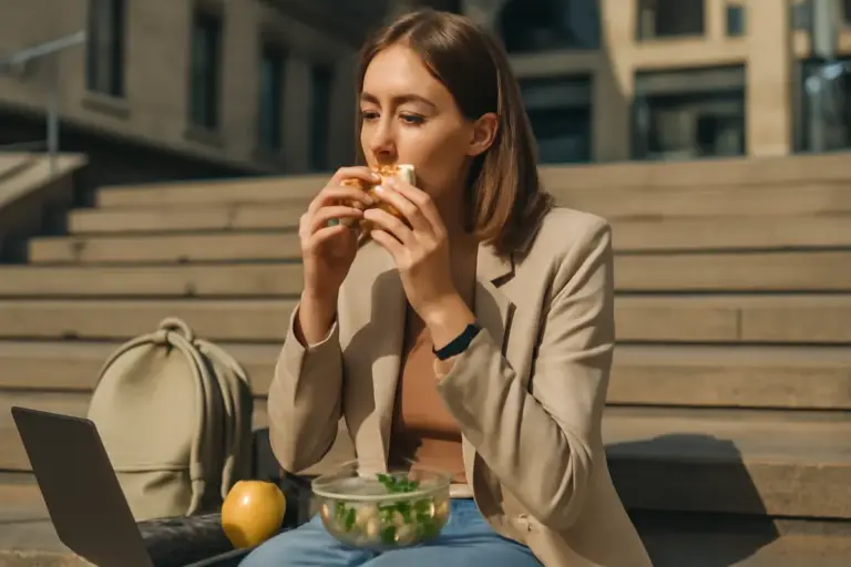 La pausa pranzo ideale per chi è spesso fuori casa: come evitare i cali di zuccheri improvvisi